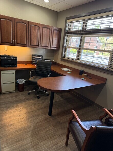 More Photos Of 122 Lynnwood, Knoxville Office For Sale