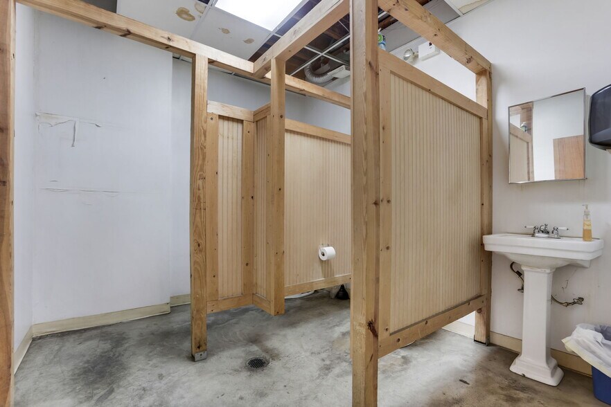 More Photos Of 2591 Harrison Rd, Columbus Warehouse For Sale