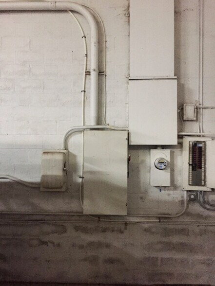 More Photos Of 964 E 10 Mile Rd, Hazel Park Warehouse For Lease