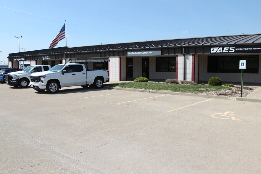 More Photos Of 907 N Bluff Rd, Collinsville Flex For Lease