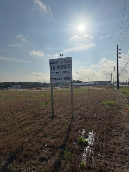 More Photos Of 1201 E 1st St, Humble Land For Lease