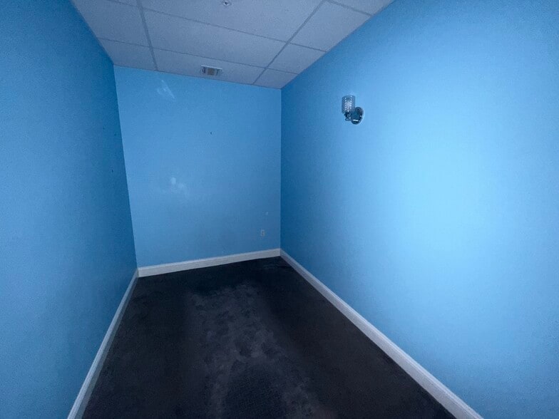 More Photos Of 213 Lake Ave, Saint James Storefront Retail Office For Lease