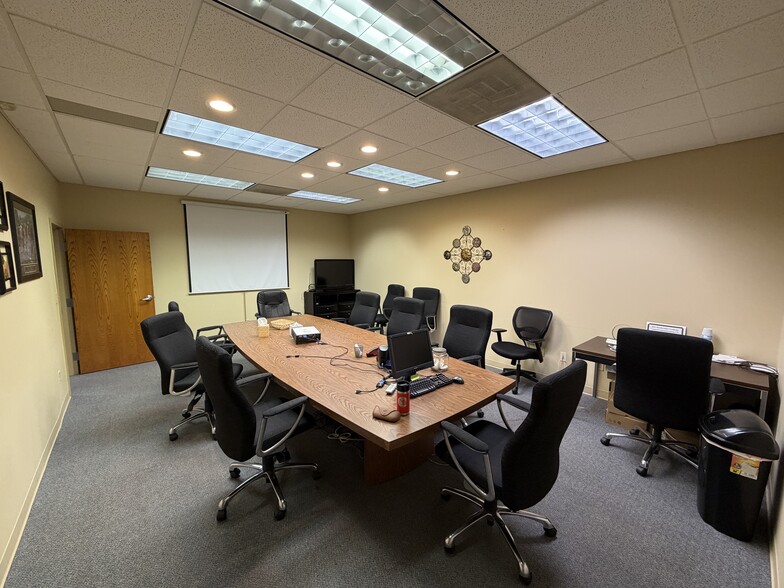 More Photos Of 17811 E 40 Hwy, Independence Office For Sale