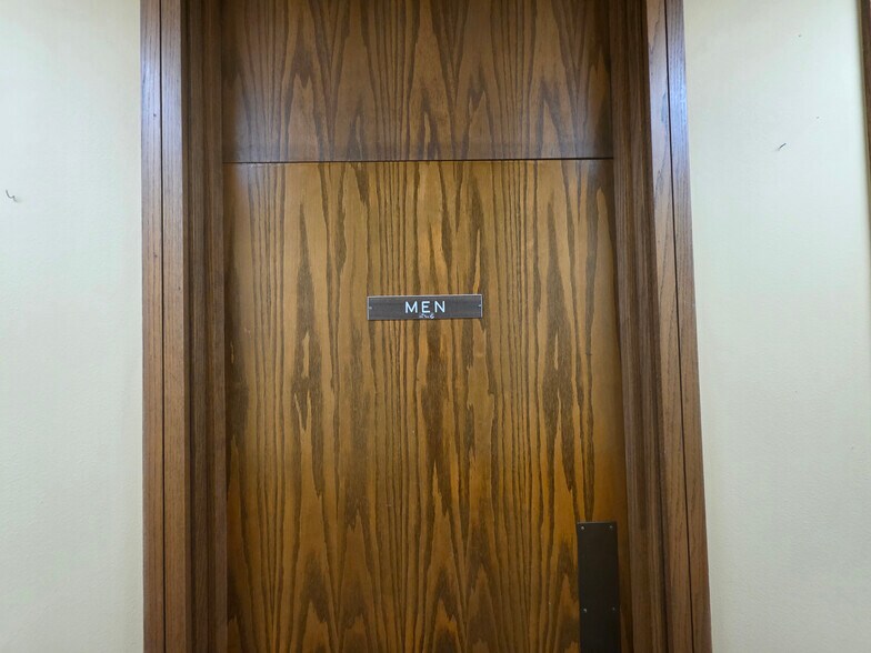 More Photos Of 401 N 2nd St, Rogers Office For Lease