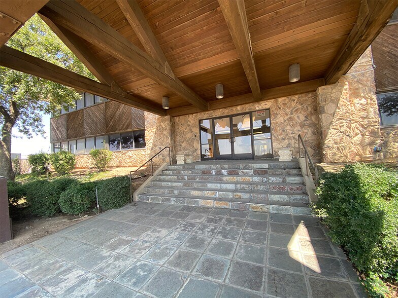 More Photos Of 3901 Airport Fwy, Bedford Office For Lease