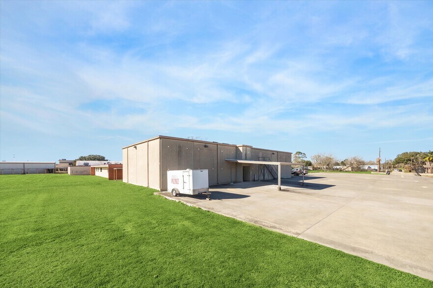 More Photos Of 1401 Mlk Blvd, El Campo Flex For Sale