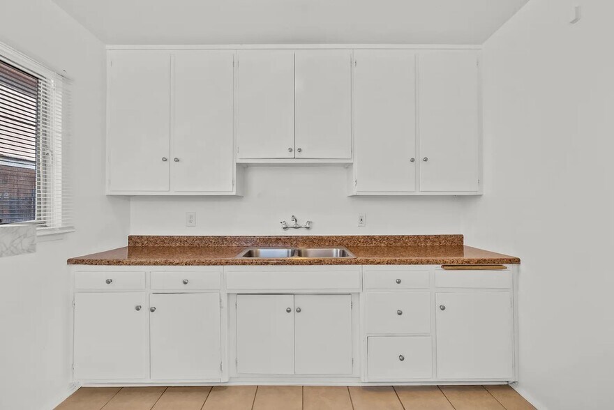 More Photos Of 4015 Palmwood Dr, Los Angeles Apartments For Sale