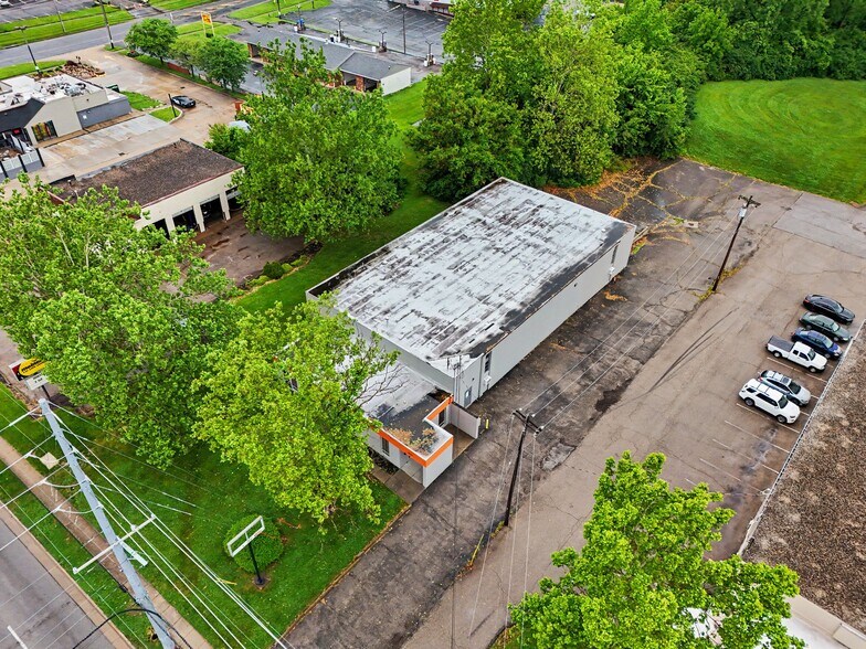 More Photos Of 600 Northland Blvd, Forest Park Warehouse For Sale