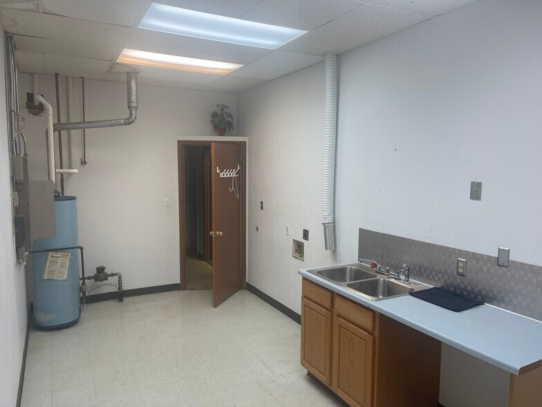 More Photos Of 1029 S Washington St, Bismarck General Retail For Lease