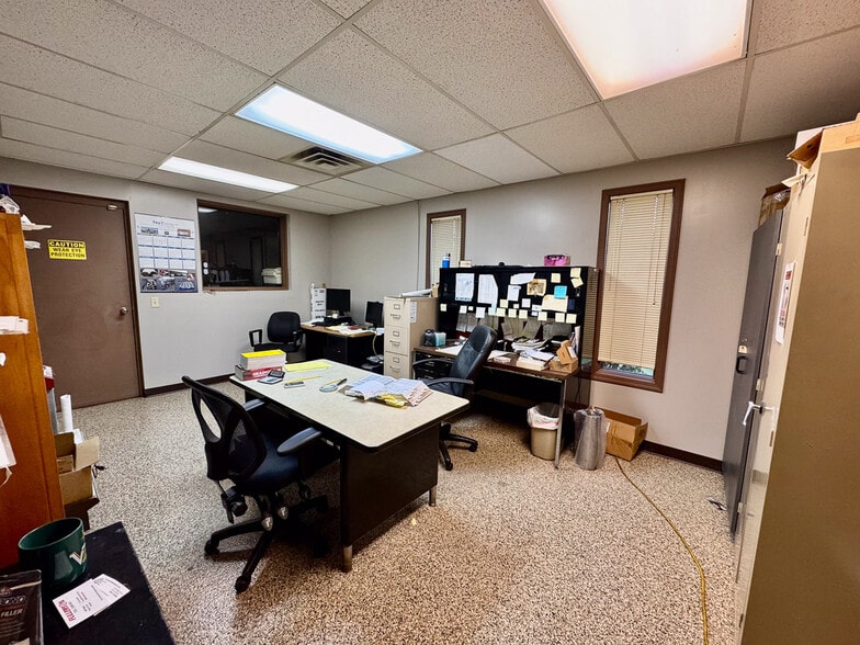 More Photos Of 3822 Victory Ave, Louisville Warehouse For Lease