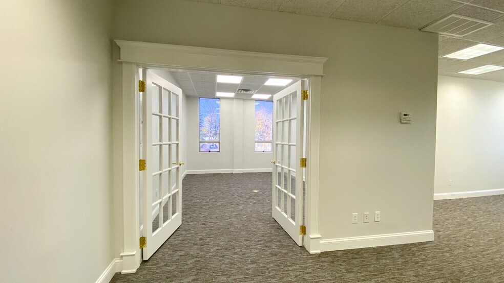 More Photos Of 80 Maple Ave, Smithtown Office For Lease