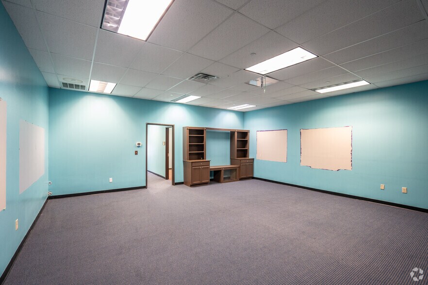 More Photos Of 202-204 N Dooley St, Grapevine Medical For Sale