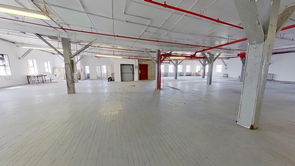 More Photos Of 270-276 Rider Ave, Bronx Showroom For Lease