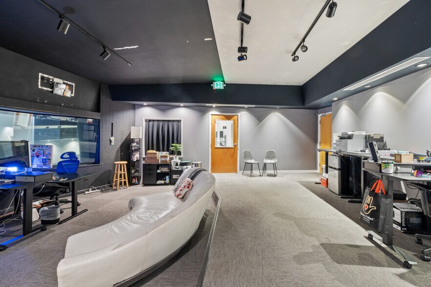 More Photos Of 5250 Vineland Ave, North Hollywood Loft Creative Space For Lease