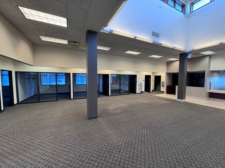 More Photos Of 2505 N Farnsworth Ave, Aurora Bank For Lease