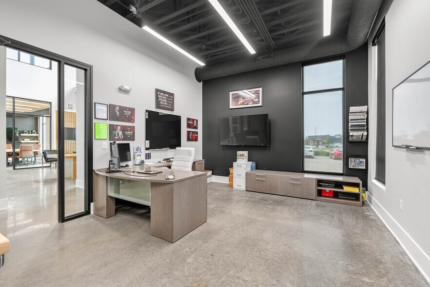 More Photos Of 3607 NE Otterview Cir, Ankeny Office For Sale