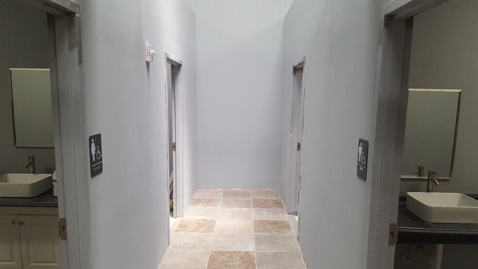 More Photos Of 7140-7176 15th St E, Sarasota Manufacturing For Lease