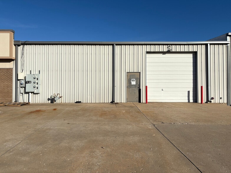 More Photos Of 8240 E 111th St, Bixby Light Distribution For Lease