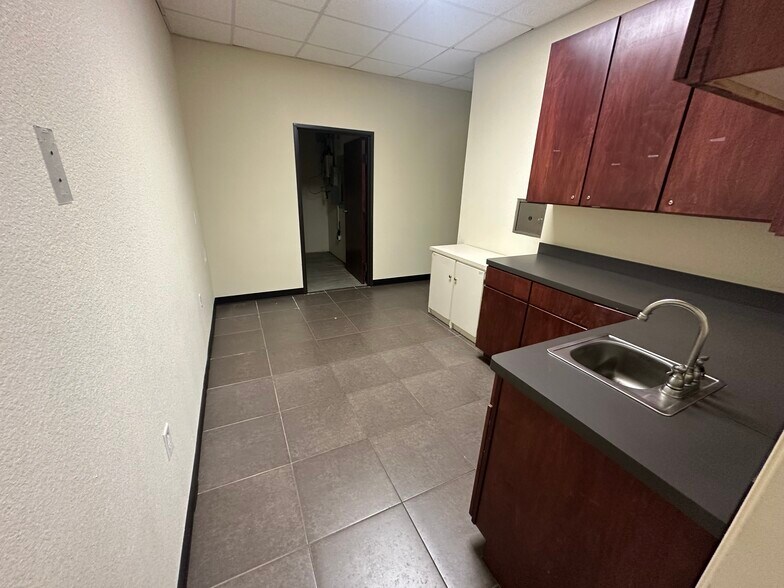More Photos Of 2535 Charlotte St, Denton Medical For Lease