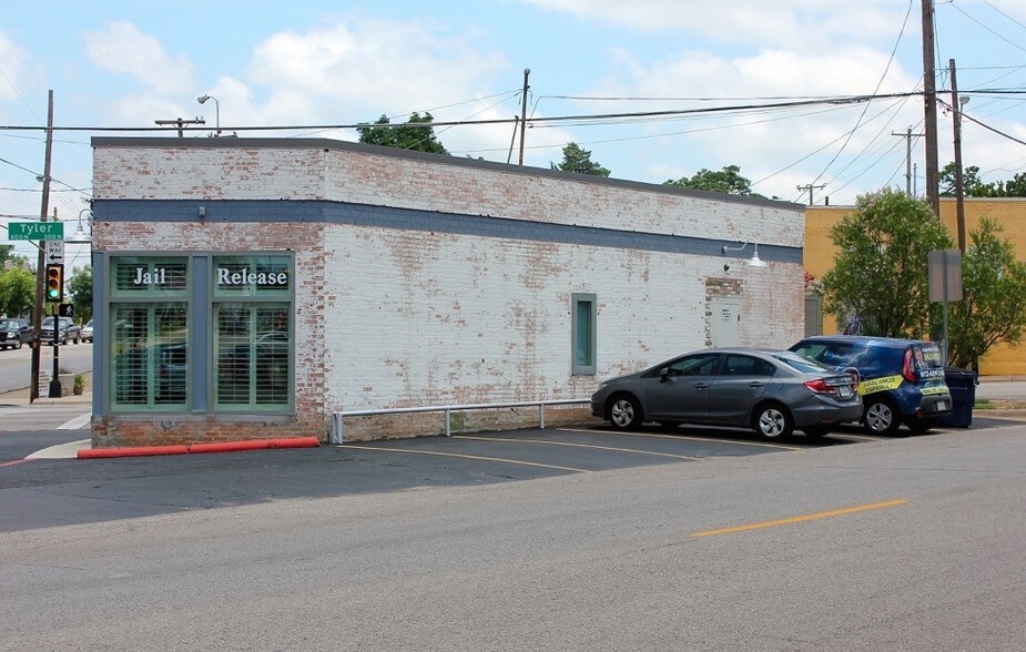 More Photos Of 900 W Davis St, Dallas Freestanding For Lease