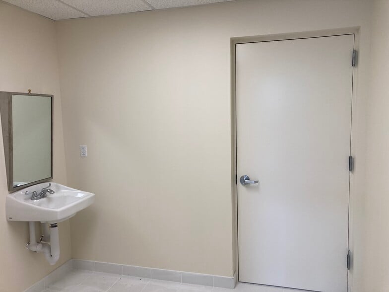 More Photos Of 78 Horseblock Rd, Yaphank Warehouse For Lease