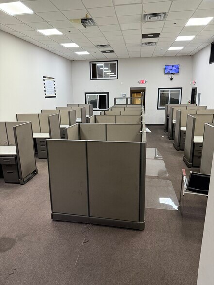 More Photos Of 27 Selvage St, Irvington Warehouse For Lease