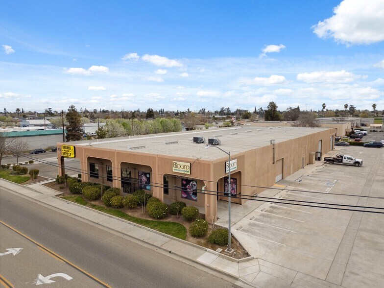 Primary Photo Of 311 S Pine St, Madera Showroom For Lease