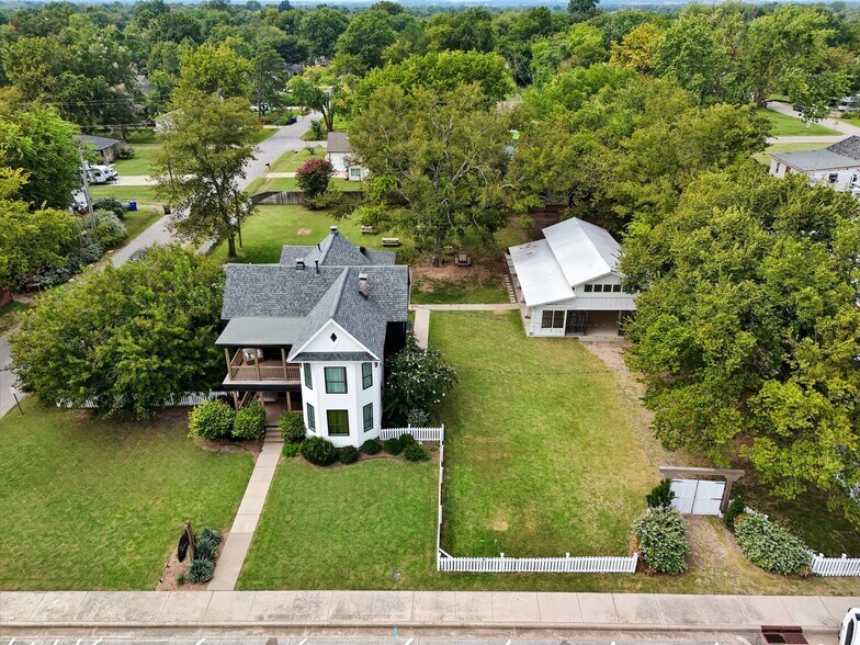 More Photos Of 924 S Main St, Broken Arrow Showroom For Sale