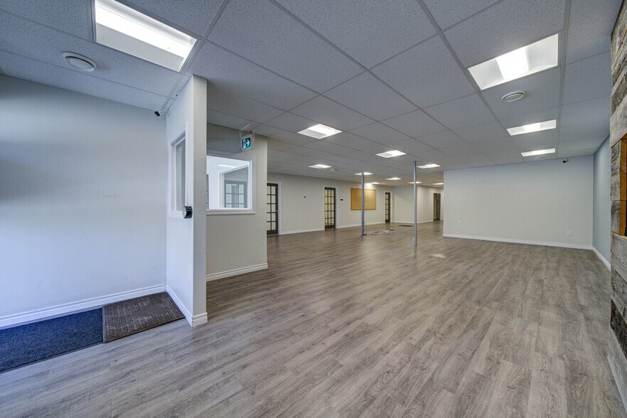 More Photos Of 1367 Mosley St, Wasaga Beach Office For Sale