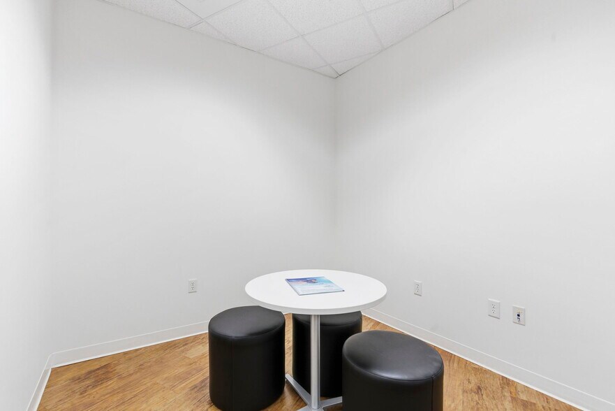 More Photos Of 5552 N Farmer Branch Rd, Ozark Office For Sale