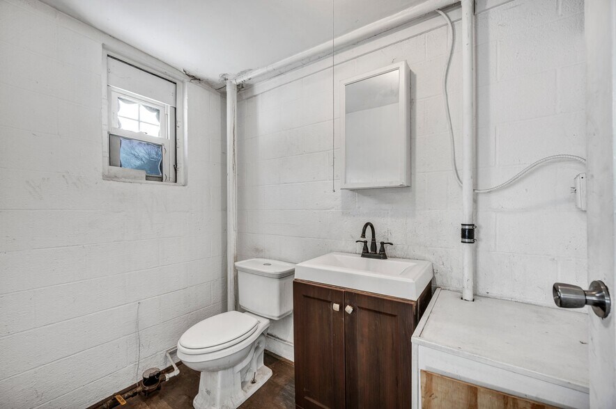 More Photos Of 417 S Colony St, Meriden Showroom For Lease