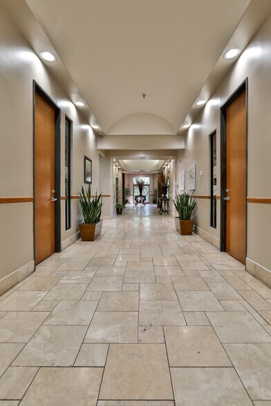 More Photos Of 11467 Huebner Rd, San Antonio Office For Sale