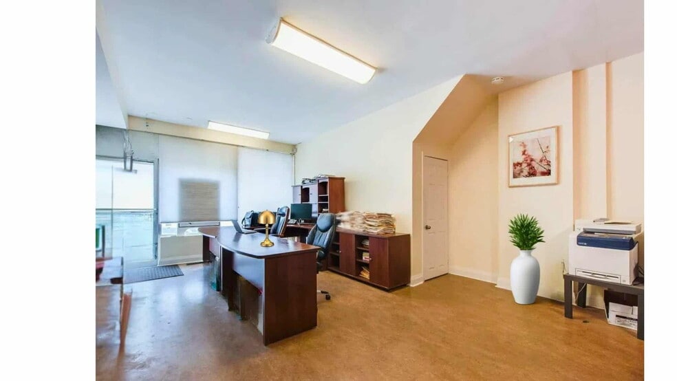 More Photos Of 3094-3100 Lake Shore Blvd W, Toronto Storefront Retail Residential For Lease