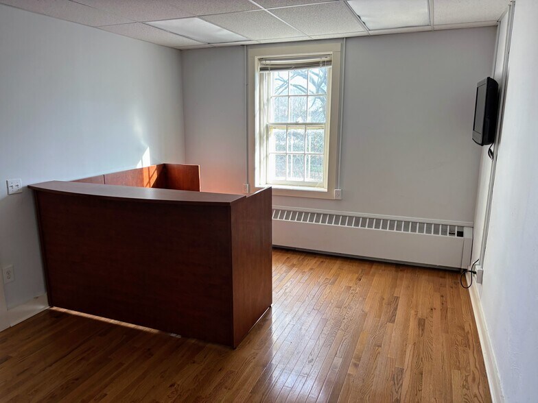 More Photos Of 12 Main St, Essex Office For Lease