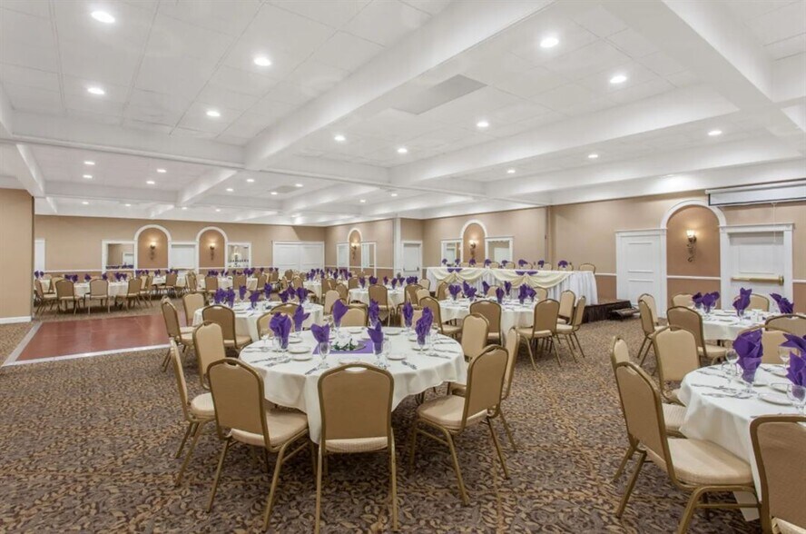 More Photos Of 324 E Shaw Ave, Fresno Hotel For Sale