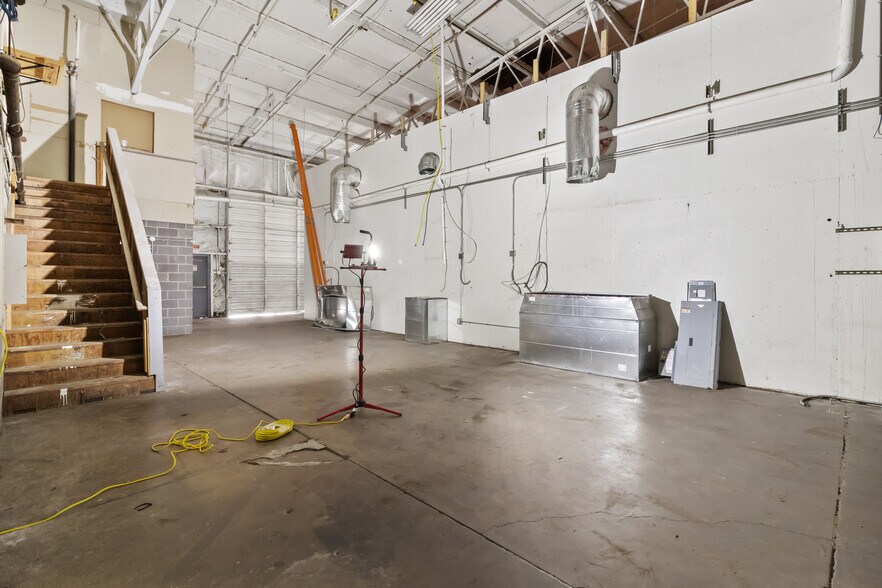 More Photos Of 3215 Meadow Ln, Eugene Manufacturing For Sale