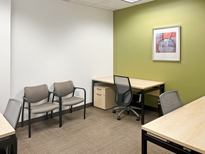 More Photos Of 301 McCullough Dr, Charlotte Coworking Space