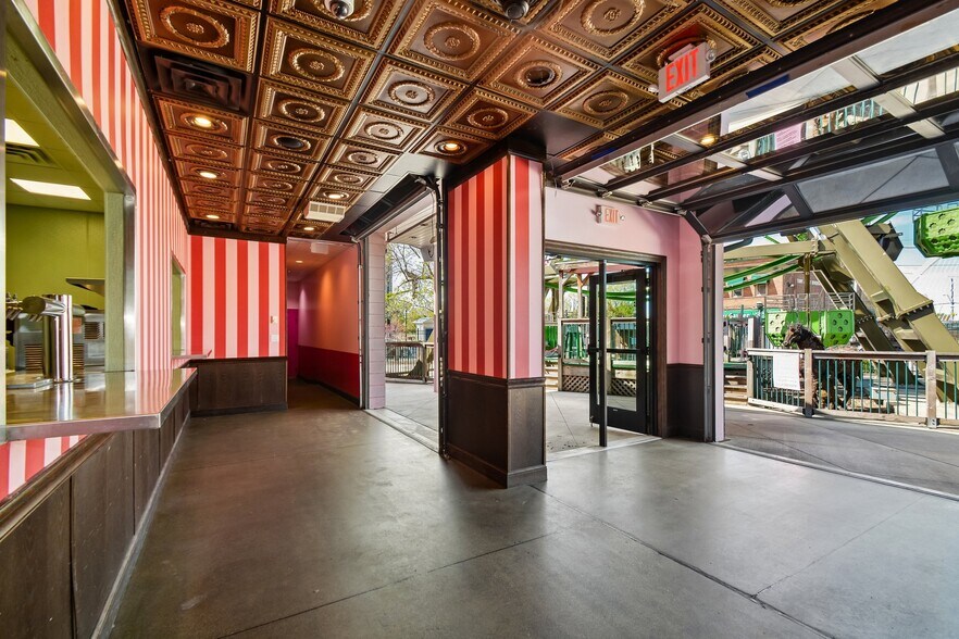 More Photos Of 2501 & 2519 Marshall St NE, Minneapolis Restaurant For Sale