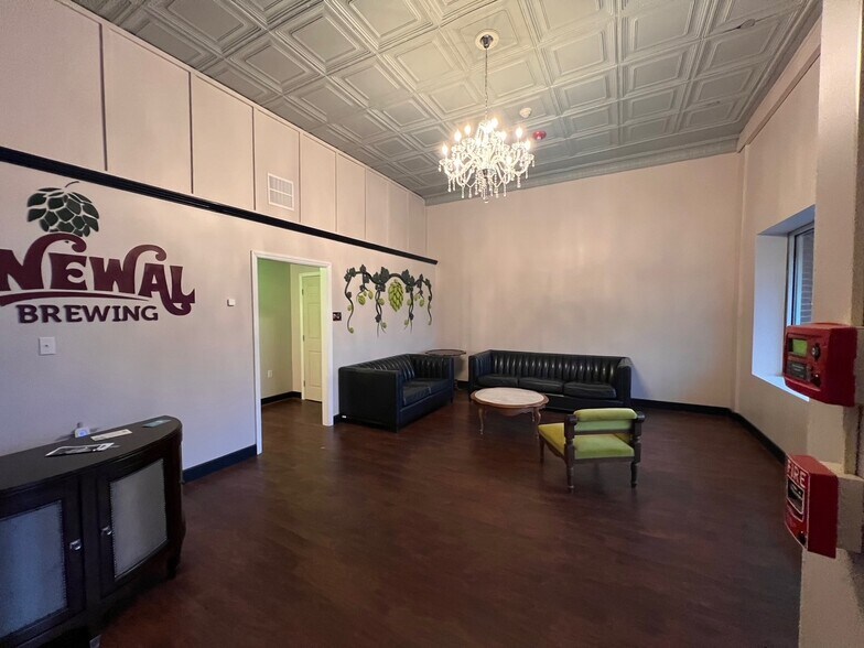 More Photos Of 32 Franklin St, Martinsville Storefront For Sale