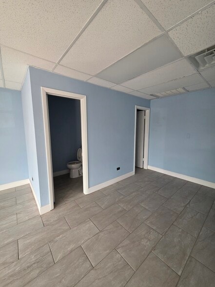 More Photos Of 1071 Waveland Ave, Franklin Park Warehouse For Sale