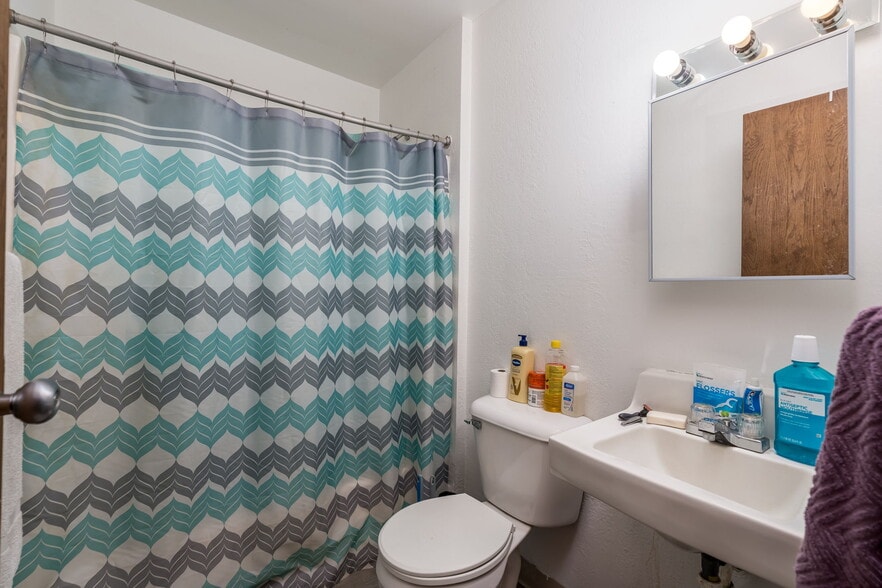 More Photos Of 3200 S Maple Ave, Slayton Apartments For Sale