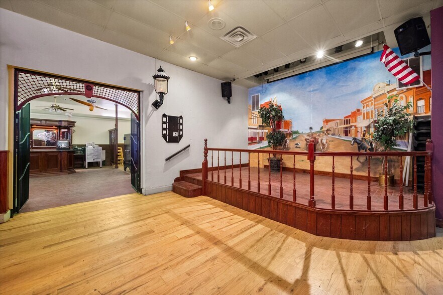 More Photos Of 107 S Beaton St, Corsicana Storefront For Sale