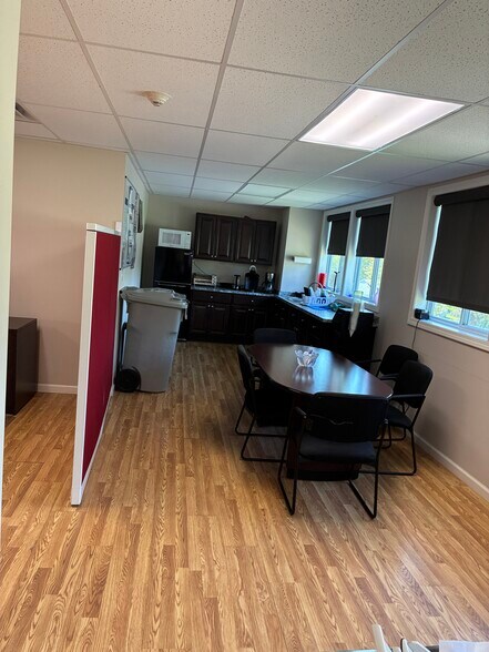 More Photos Of 270 Westfield Rd, Holyoke Freestanding For Lease
