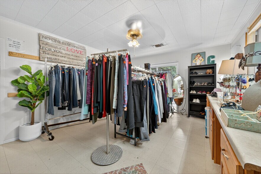 More Photos Of 930 N School St, Boerne Office For Sale