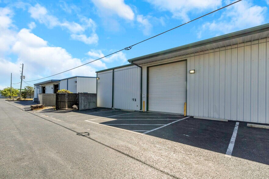 More Photos Of 16547 US Highway 19, Hudson Showroom For Lease