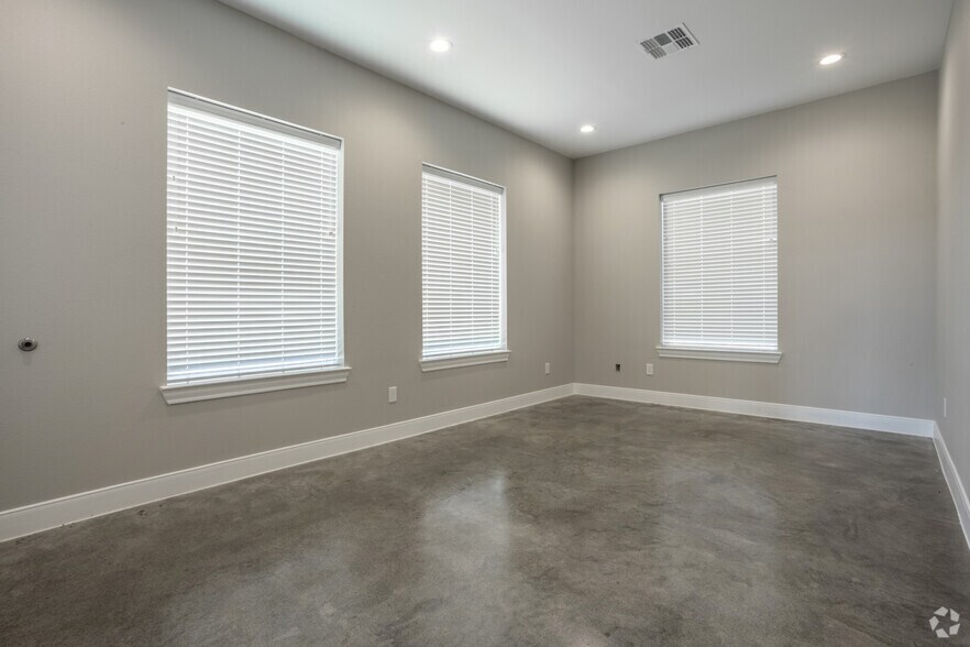 More Photos Of 1904 Longmire Rd, Conroe Unknown For Lease