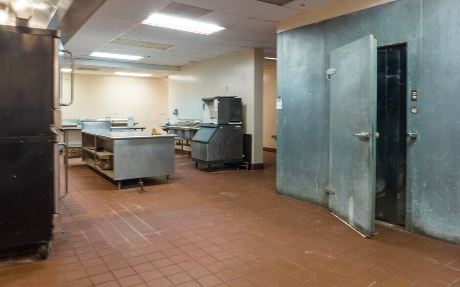 More Photos Of 2415 W Peterson Ave, Chicago Restaurant For Lease