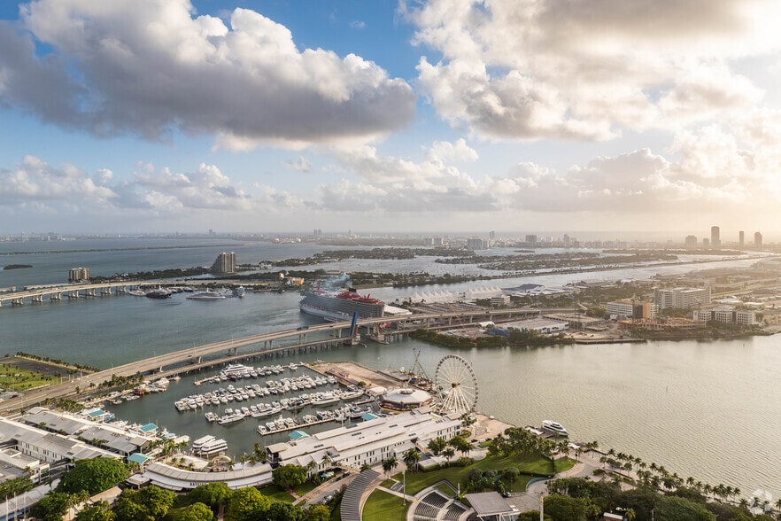 More Photos Of 50 Biscayne Blvd, Miami Apartments For Lease