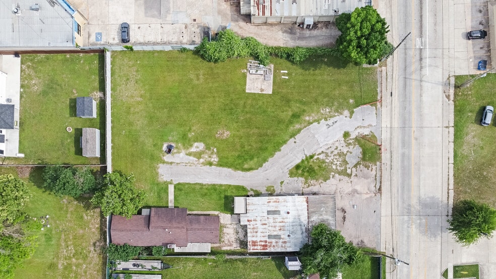 More Photos Of 1107 N Houston Ave, Humble Light Manufacturing For Sale