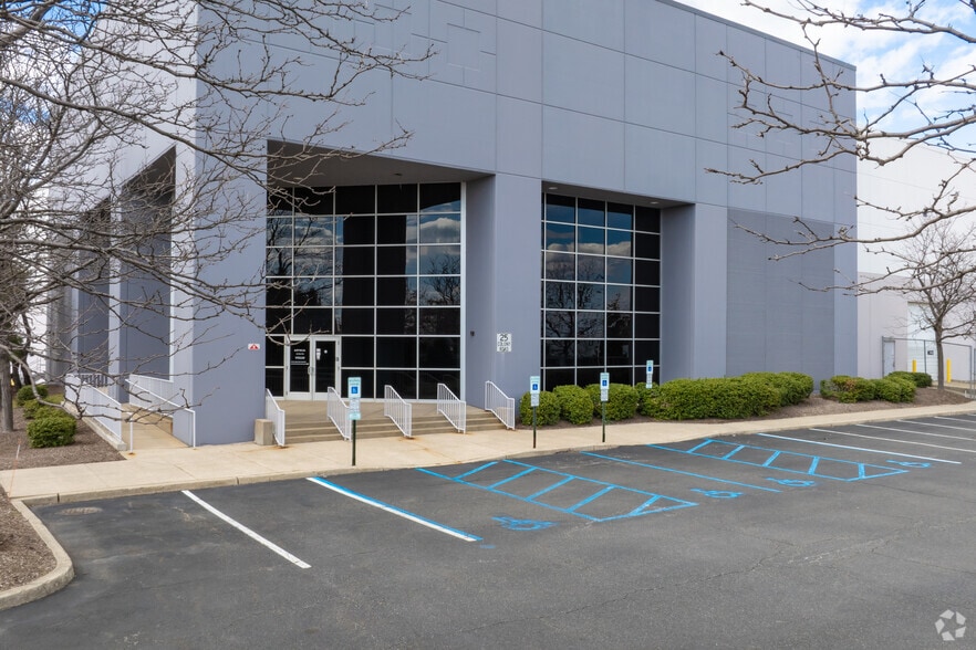 More Photos Of 25 Colony Rd, Jersey City Warehouse For Lease